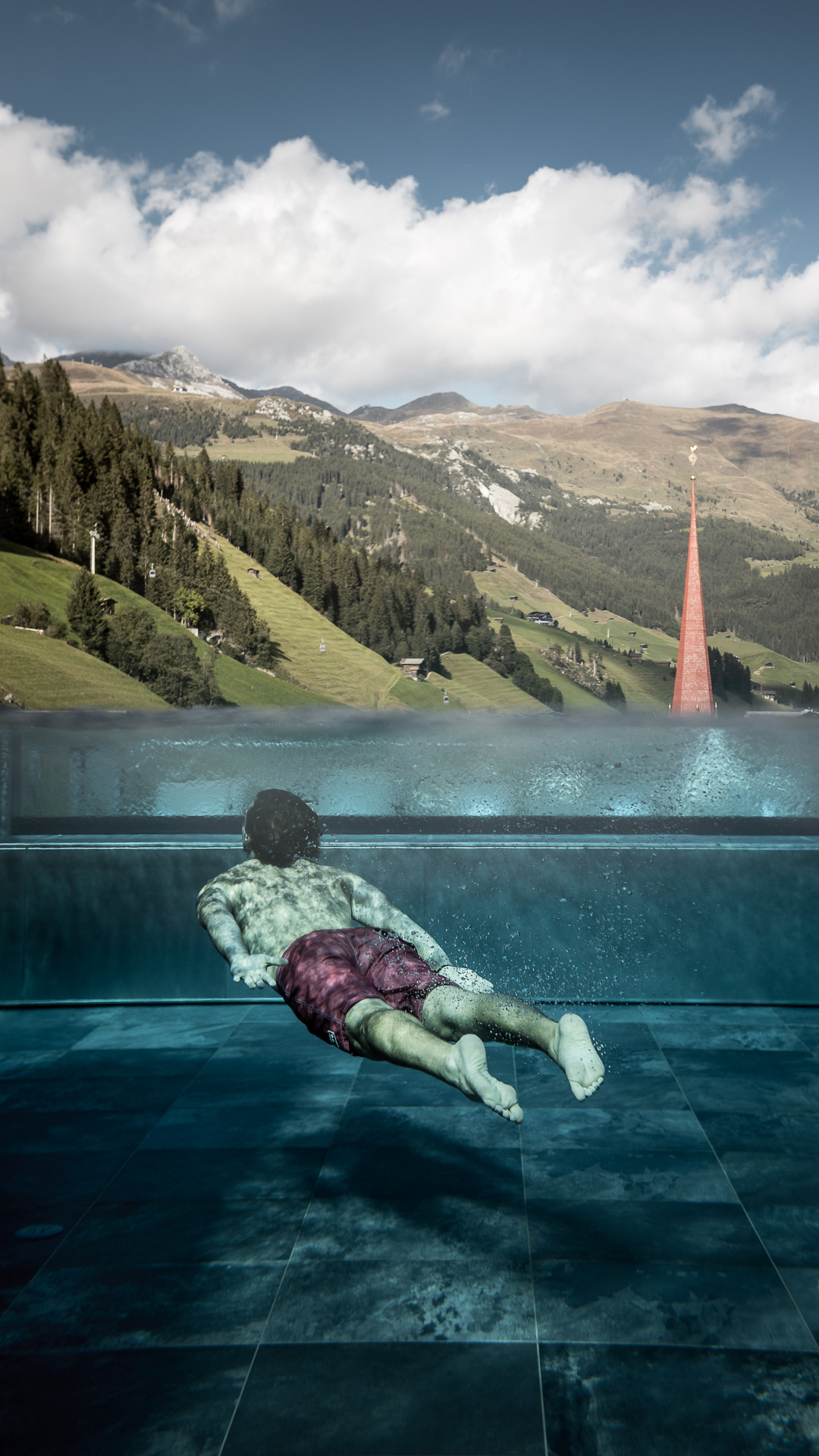 Unterwasseraufnahmen beim Hotelshooting für das Fünfsterne Haus Bergfried im Zillertal durch den Imagefotografen Rudi Wyhlidal aufgenommen.