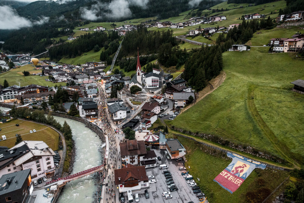 Startaufnahme des Ötztaler Radmarathons vom Hubschrauber aus, geschossen vom Tiroler Sportfotografen Rudi Wyhlidal für den Ötztal Tourismus.