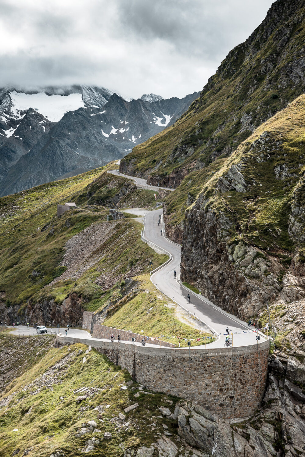 Die letzten Höhenmeter über das Timmelsjoch beim kräfteraubenden Ötztaler Radmarathon. Aufgenommen aus dem Hubschrauber von Rudi Wyhlidal.